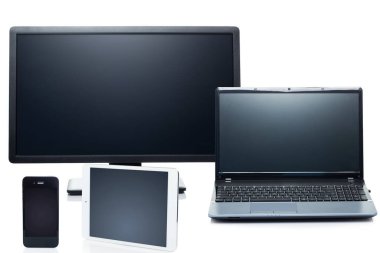 Teknoloji. Laptop, tablet, akıllı telefon ve beyaz arkaplanda monitör