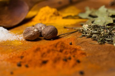 Baharatlar. Masada bir sürü baharat var.