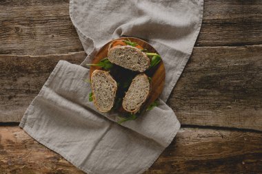 Yiyecekler. Masada nefis bir sandviç.