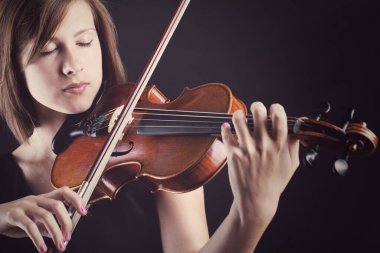 müzik. keman ile güzel kız