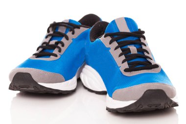 Beyaz arka planda bir çift mavi spor ayakkabısının resmi