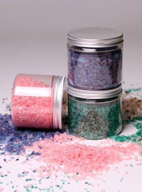 Arka plandaki kutulardaki doğal renkli banyo tuzu.