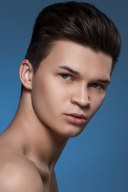 Yakışıklı, ciddi görünüşlü.