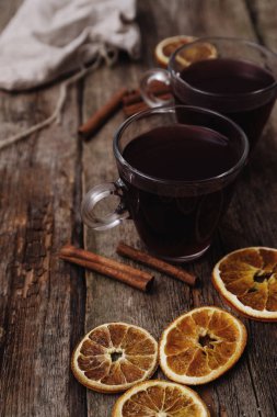 Masada bir kadeh şarap.