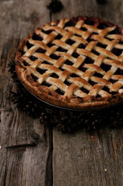 Yiyecekler. Lezzetli yaban mersinli turta masada.