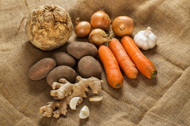 Sarımsak, havuç, patates, zencefil ve kereviz kökü.