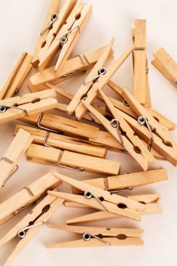 Beyaz arkaplanda eko ahşap mandalların yakın plan görüntüsü