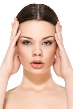 Beyaz arka planda sevimli, çekici bir kadın.