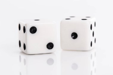 Beyaz arkaplan üzerinde zar atmak