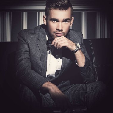 smokin içinde oturan yakışıklı adam