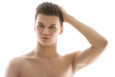 Yakışıklı, ciddi görünüşlü.