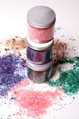 Arka plandaki kutulardaki doğal renkli banyo tuzu.