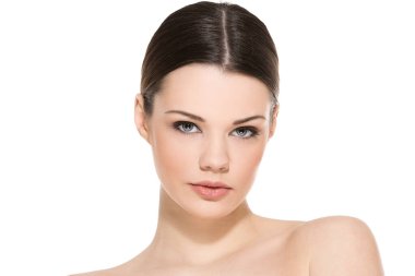 Beyaz arka planda sevimli, çekici bir kadın.