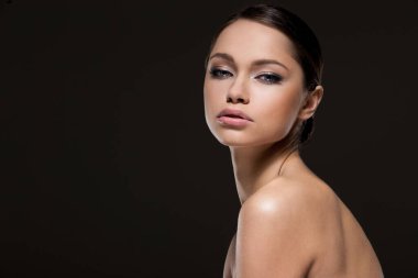 Güzel, çekici, güzel yüzlü bir kadın.