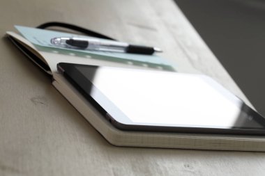 Çalışma alanı. Ofisteki masada duran eşyalar.