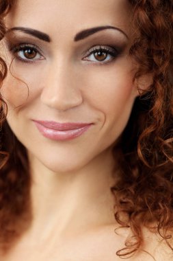 Güzel yüzlü, çekici bir kadın.