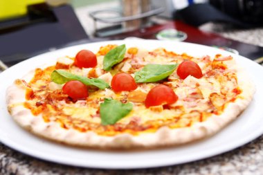 Tabakta sıcak ve lezzetli bir pizza