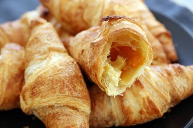 Fırın. Tabakta bir yığın kruvasan var.