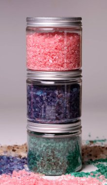 Arka plandaki kutulardaki doğal renkli banyo tuzu.