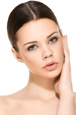 Beyaz arka planda sevimli, çekici bir kadın.