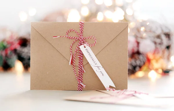Caixa Presente Natal Com Fita Vermelha Cartão Mesa Branca — Fotografia de Stock