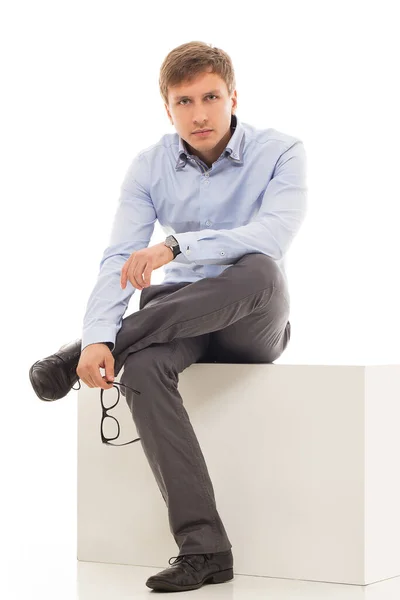 Bonito Homem Com Uma Camisa Calças Está Sentado Cubo — Fotografia de Stock