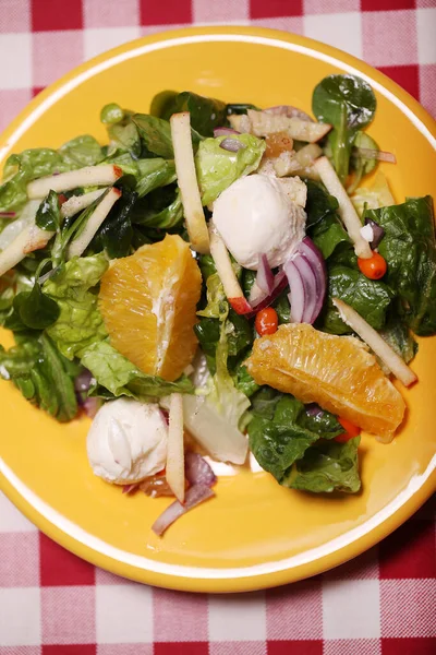 Salade Fraîche Savoureuse Dans Une Assiette Sur Une Nappe Carrée — Photo