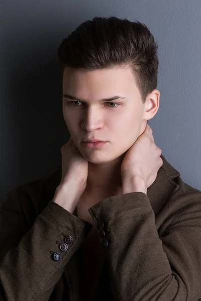 Chico Guapo Con Mirada Seria —  Fotos de Stock