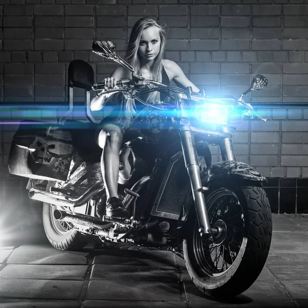 Motorsiklet. Mükemmel vücutlu seksi kız.