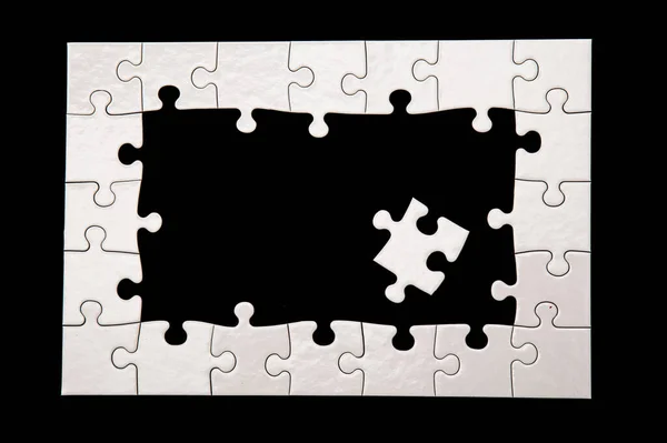 Fehér Puzzle Egy Fekete Háttér — Stock Fotó