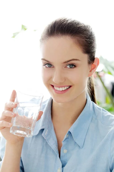 魅力的な水のガラスを持つ女性 — ストック写真