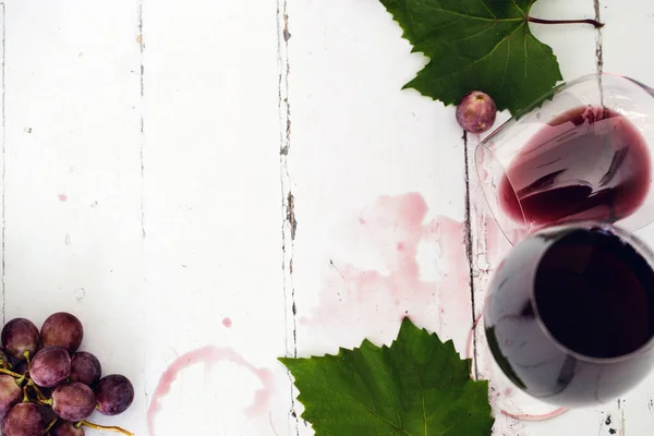 Glas Rött Vin Med Druvor Ett Träbord — Stockfoto