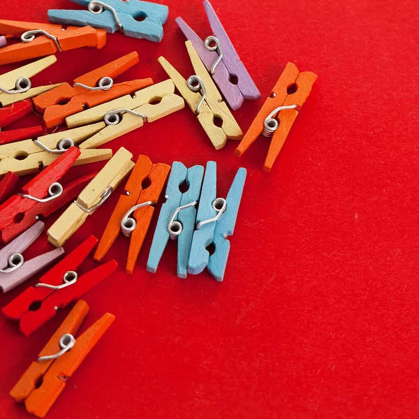 Imagen Cerca Pequeños Pinzas Ropa Oficina Colores Sobre Fondo Rojo —  Fotos de Stock