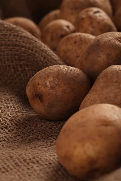 Papas Rústicas Frescas Sin Pelar Sobre Escritorios Madera —  Fotos de Stock