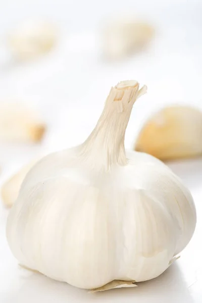 Sayuran Bawang Putih Dengan Latar Belakang Putih — Stok Foto
