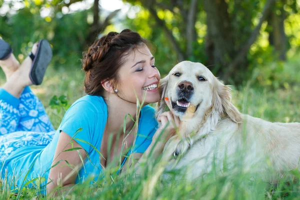 Menina Bonito Vestido Azul Com Cão Adorável — Fotografia de Stock