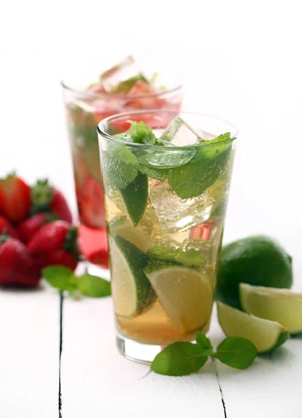 Beyaz Ahşap Bir Masada Taze Çilek Naneli Mojito — Stok fotoğraf