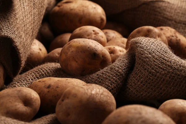 Papas Rústicas Frescas Sin Pelar Sobre Escritorios Madera —  Fotos de Stock