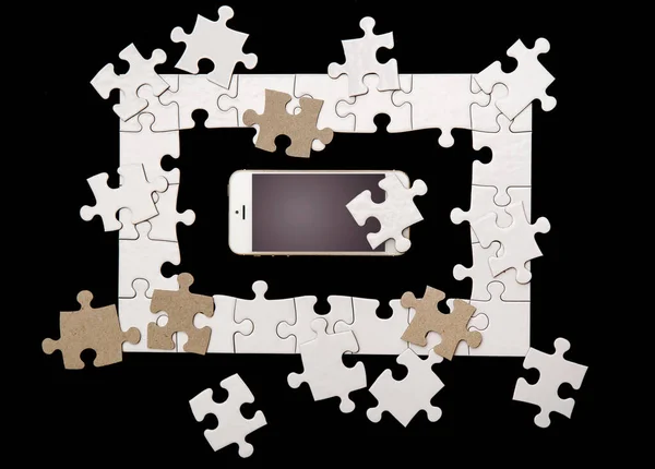 Białe Puzzle Telefonu Komórkowego Czarnym Tle — Zdjęcie stockowe