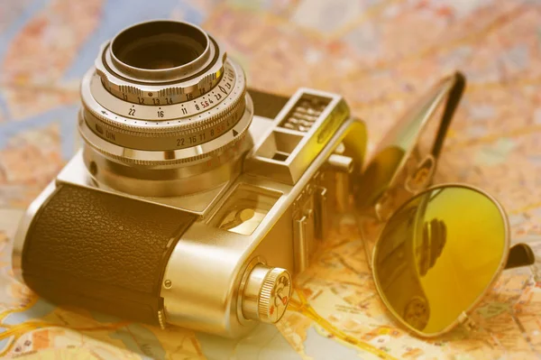 Fotografie Jahrgang Retro Kamera Mit Sonnenbrille — Stockfoto