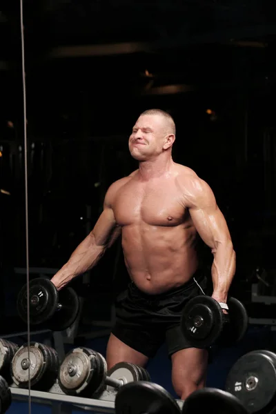 Snygg Muskulös Man Tränar Och Poserar Ett Gym — Stockfoto