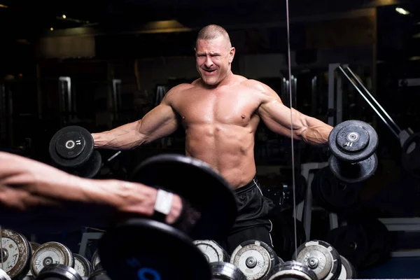 Schöner Muskulöser Mann Trainiert Fitnessstudio — Stockfoto