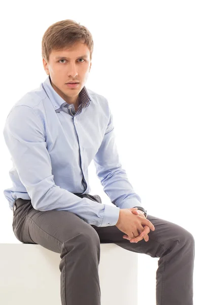 Gömlek Pantolon Giyen Yakışıklı Bir Adam Küpün Üzerinde Oturuyor — Stok fotoğraf