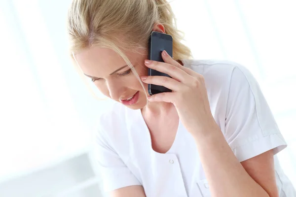 Profesional Hermoso Cosmetólogo Con Teléfono Móvil — Foto de Stock