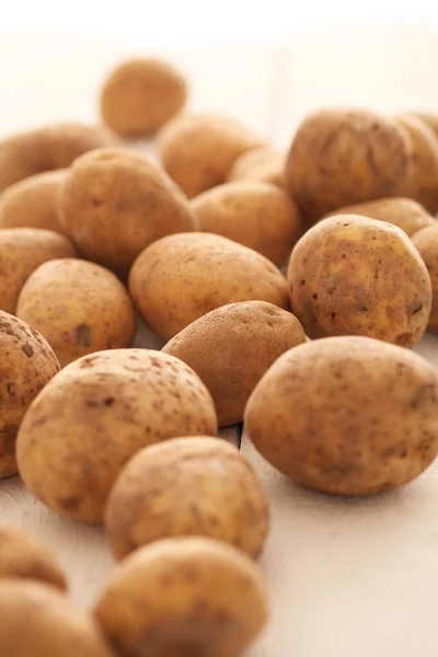 Batatas Rústicas Frescas Não Descascadas Uma Mesa Madeira Branca — Fotografia de Stock