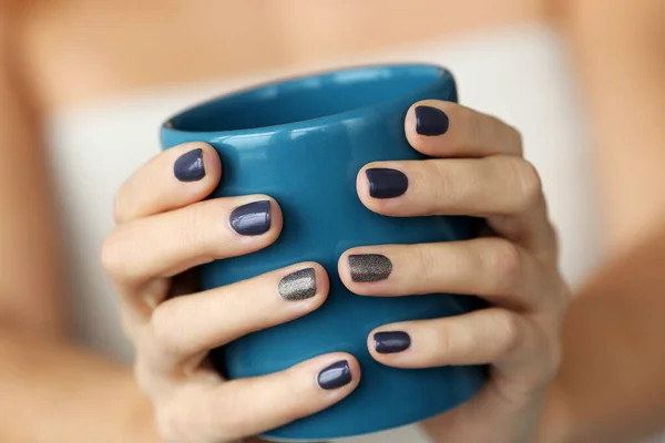 Mulher Com Uma Caneca Azul — Fotografia de Stock