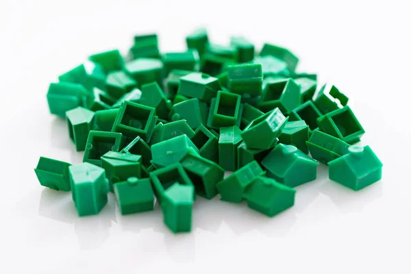Muitas Casas Brinquedo Verdes Sobre Fundo Branco — Fotografia de Stock