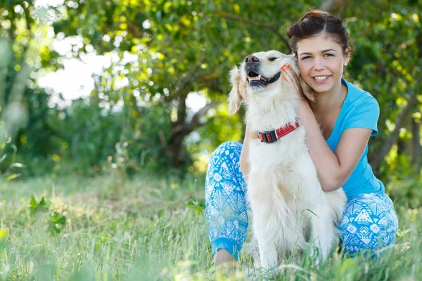 Menina Bonito Vestido Azul Com Cão Adorável — Fotografia de Stock