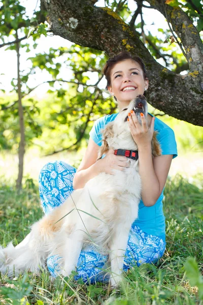 Menina Bonito Vestido Azul Com Cão Adorável — Fotografia de Stock