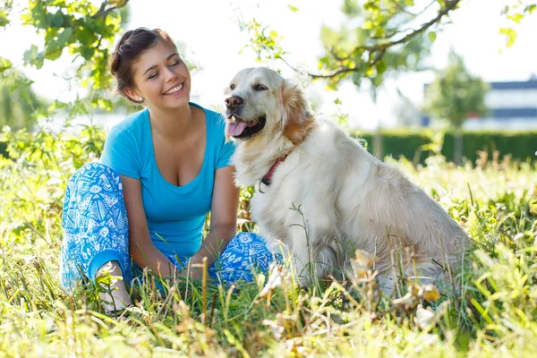 Menina Bonito Vestido Azul Com Cão Adorável — Fotografia de Stock